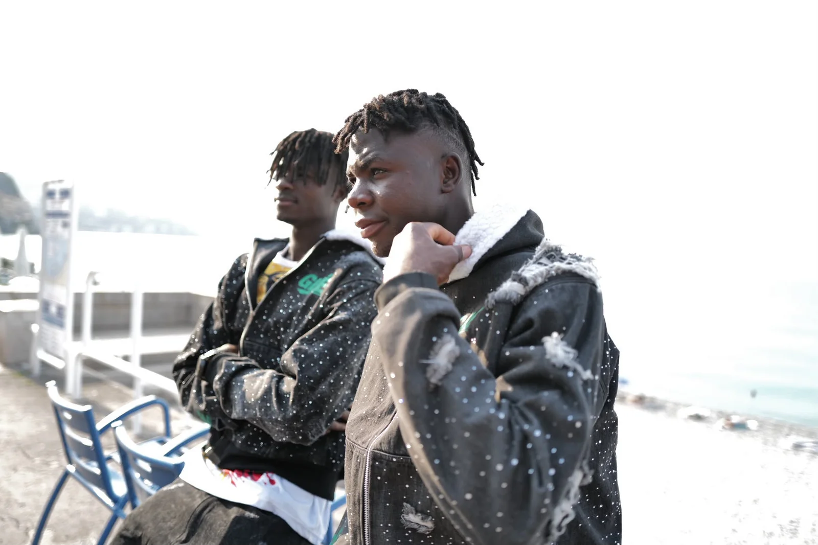 Les deux fondateurs de GBÉ face à la mer, en veste Crystal