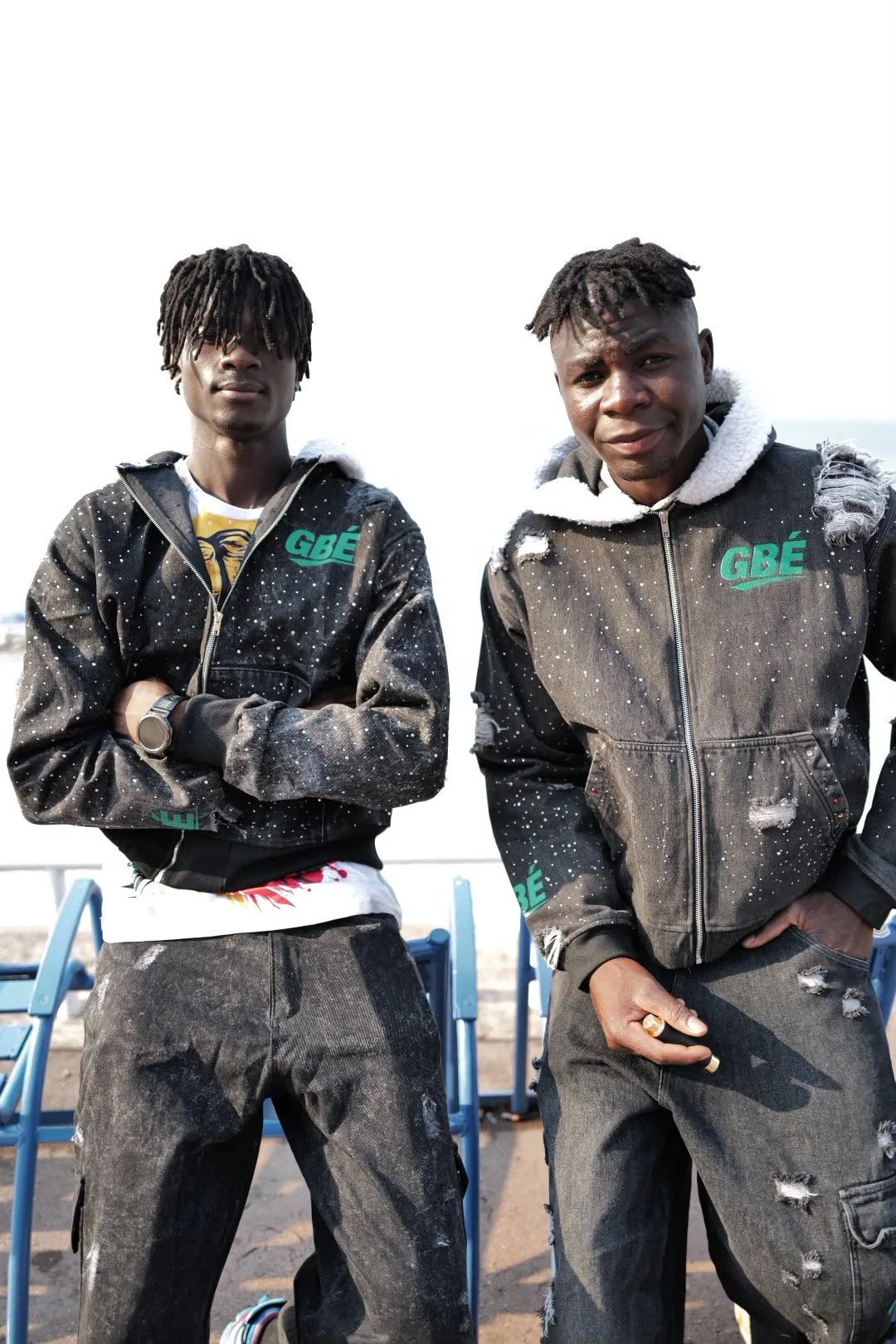 Les fondateurs de GBÉ portant le drop 001
